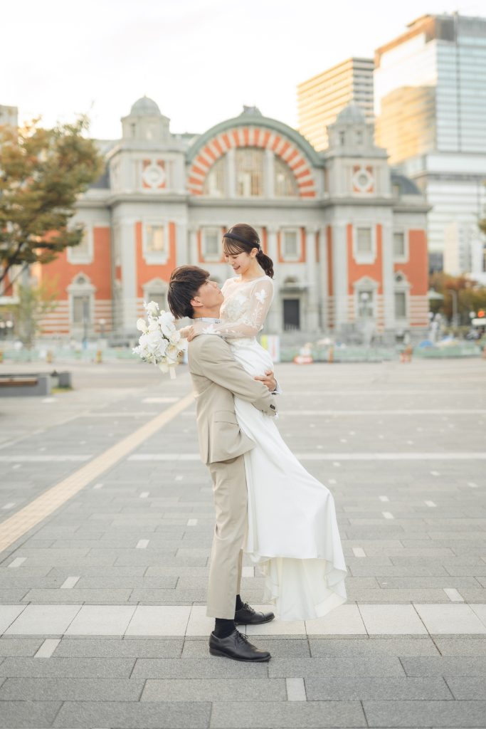 大阪・堺の前撮りフォトスタジオ「ブランフルール」
大阪の中之島中央公会堂周辺にて洋装のロケーション前撮り_22