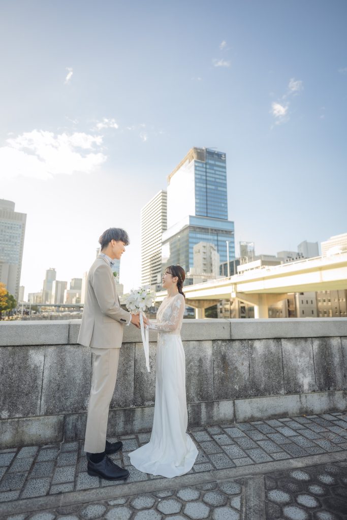 大阪・堺の前撮りフォトスタジオ「ブランフルール」
大阪の中之島中央公会堂周辺にて洋装のロケーション前撮り_8