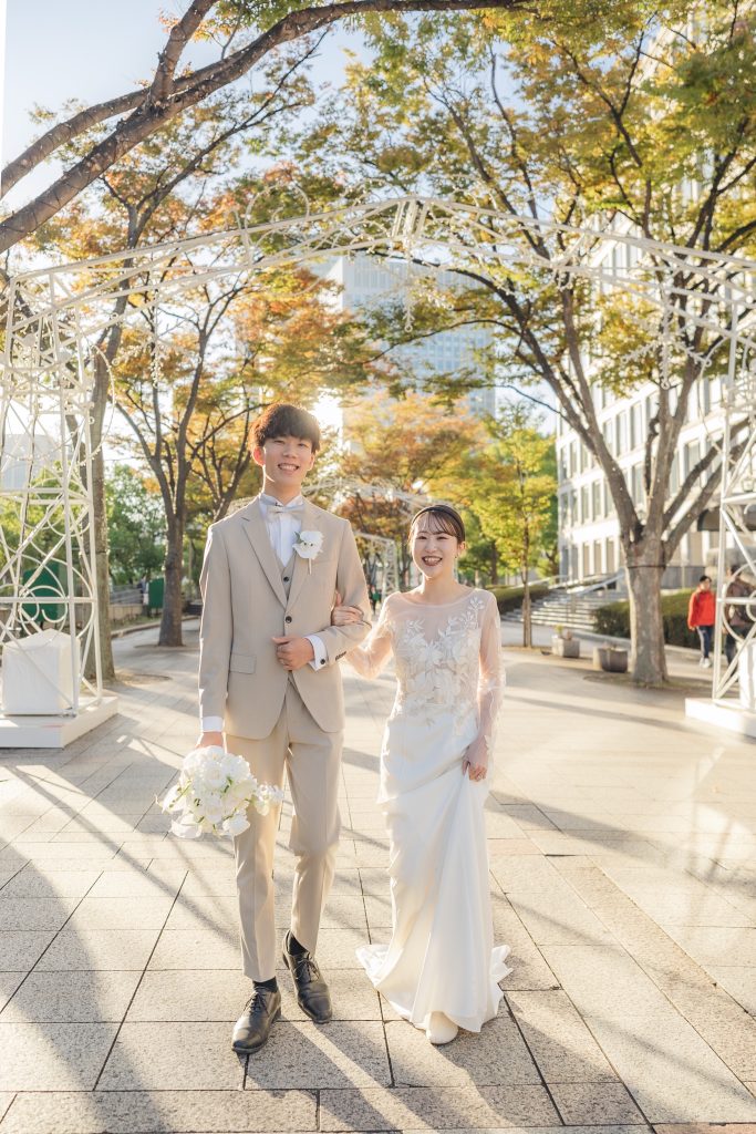 大阪・堺の前撮りフォトスタジオ「ブランフルール」
大阪の中之島中央公会堂周辺にて洋装のロケーション前撮り_2