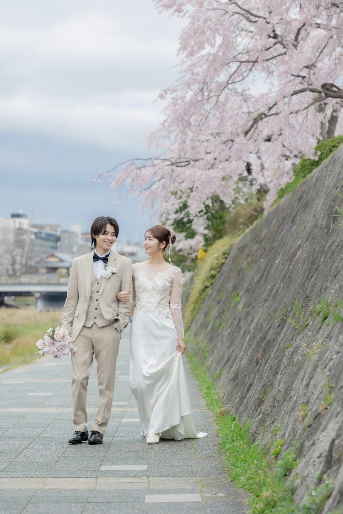 大阪・堺の前撮りフォトスタジオ「ブランフルール」 大阪堺の大仙公園の洋装ロケーション前撮り_2025年4月_京都_鴨川_洋装_8