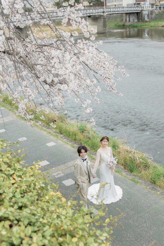 大阪・堺の前撮りフォトスタジオ「ブランフルール」 大阪堺の大仙公園の洋装ロケーション前撮り_2025年4月_京都_鴨川_洋装_9